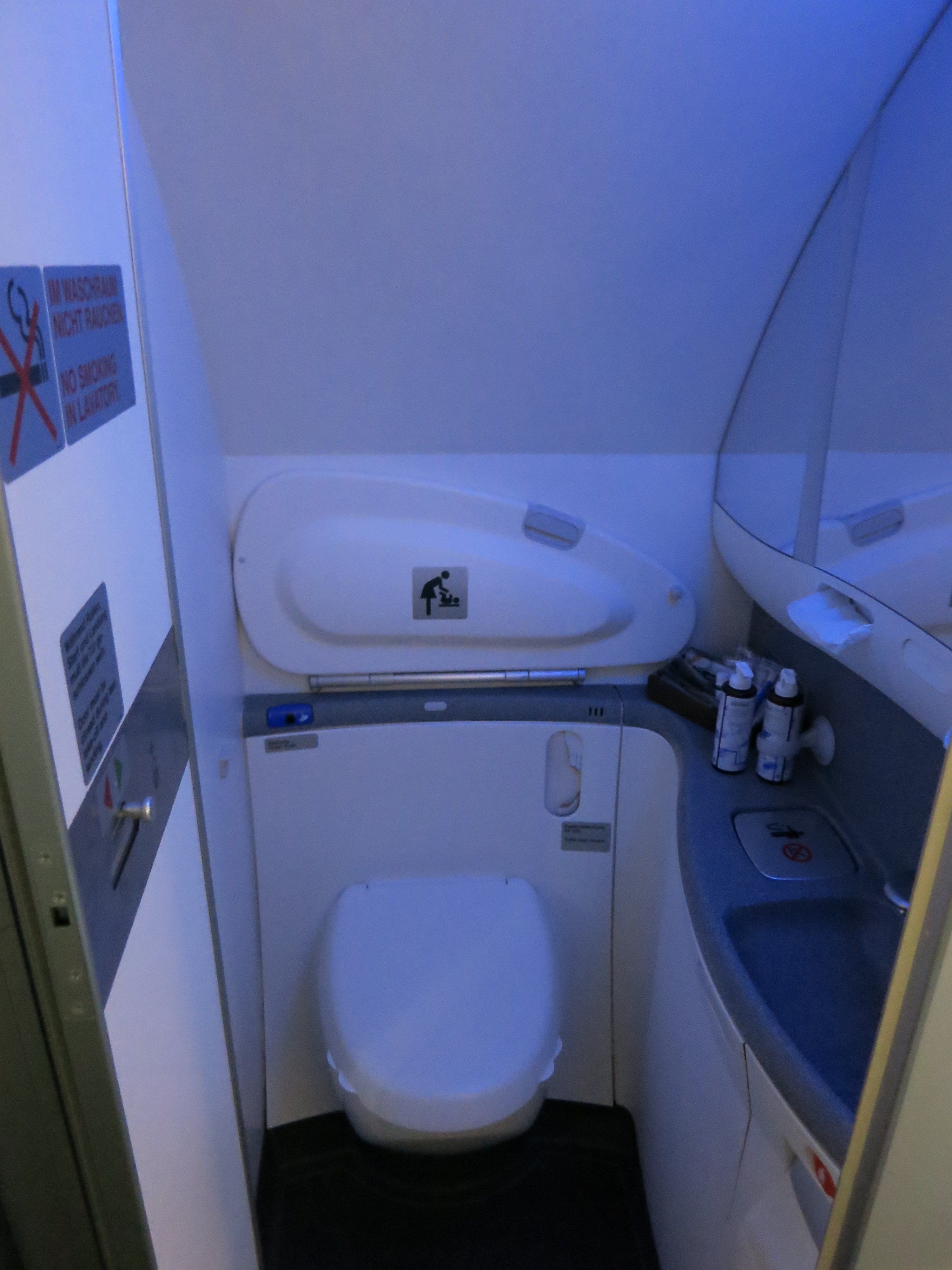 27 främre toalett övre BC.JPG