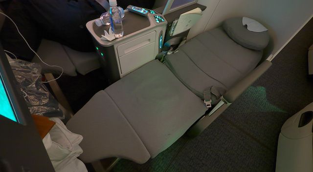 Air China Business class Boeing 777-300ER_04.jpg