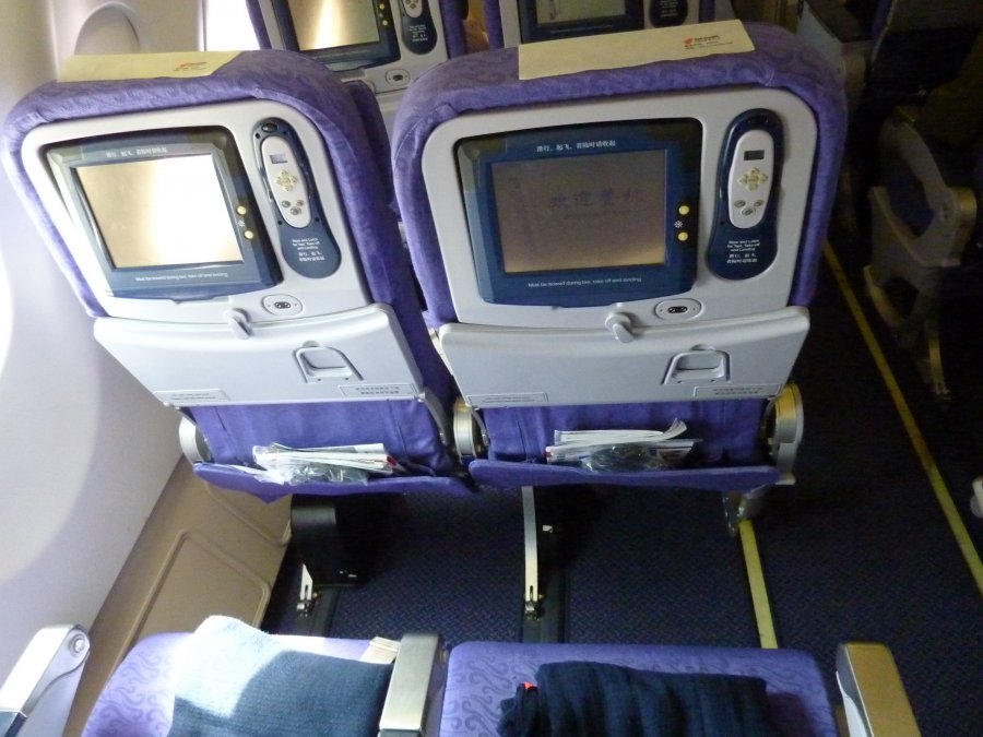 Air China Economy class A330_PEK-HKG_09.JPG