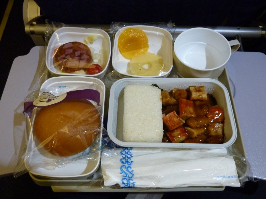 Air China Economy class A330_PEK-HKG_21.JPG