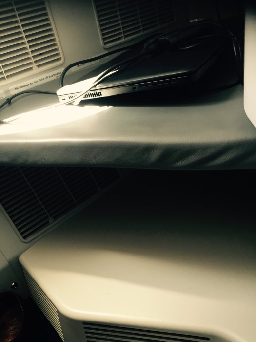 AY dator i fotstöd.jpg