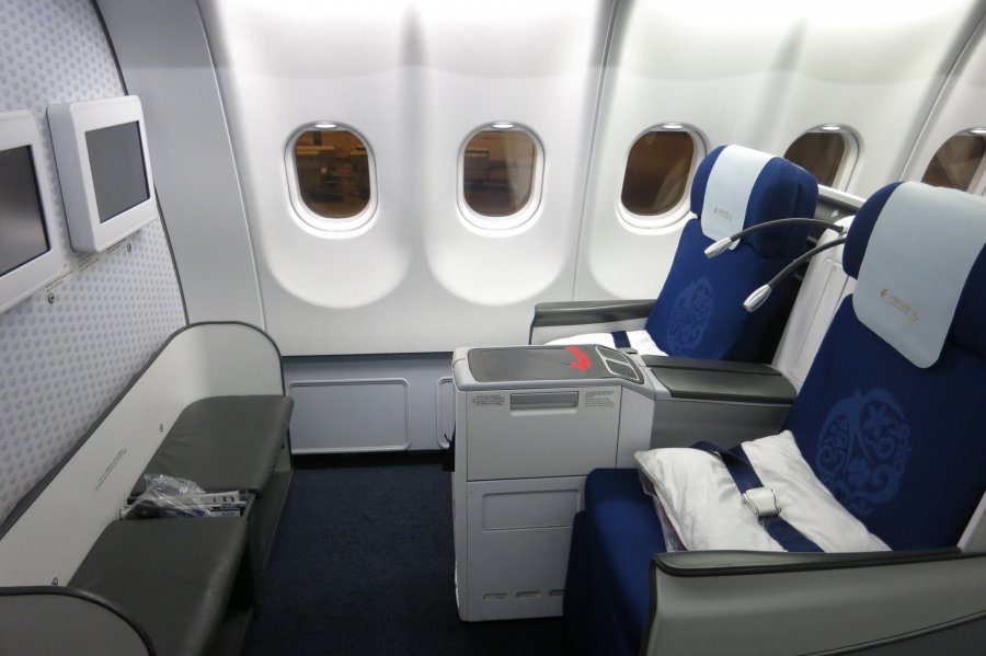 China Eastern Business class A330, BKK-PVG, 007.JPG