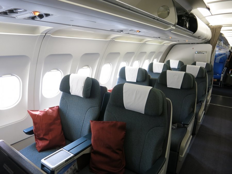 Dragonair Business A321, HKG-PEK_01.JPG