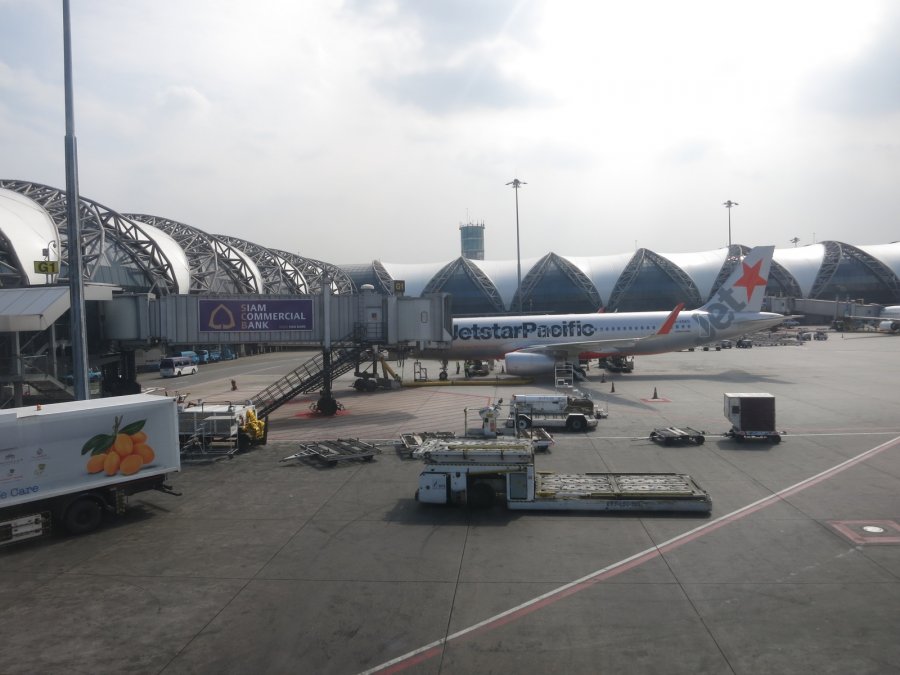 Qatar Airways Business class B777 BKK-HAN, 00-2.JPG