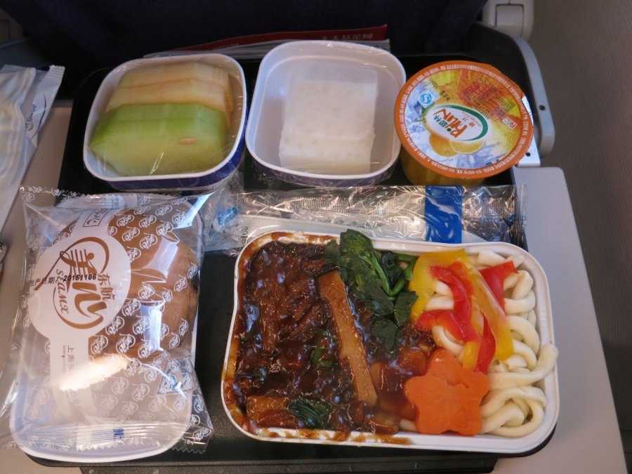 Shanghai Airlines Economy B737, SHA-HKG_11.JPG